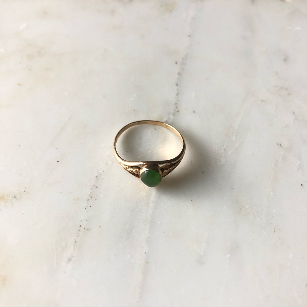 ❌❌ SOLD ❌❌ Solid gold jade ring - true vintage